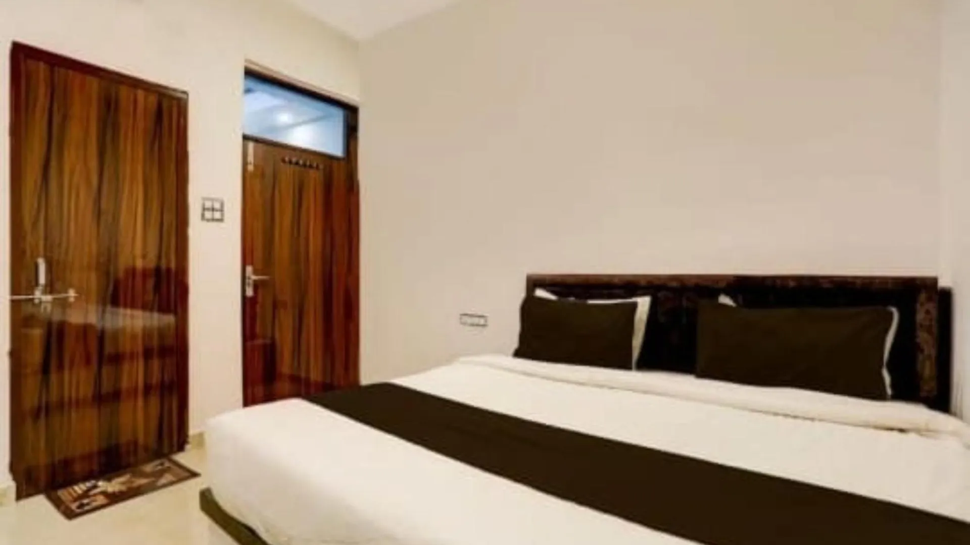Hotel Rainbow Residency , Near Assi Ghat, Best Facility With Decorative Room Varanasi Lägenhet